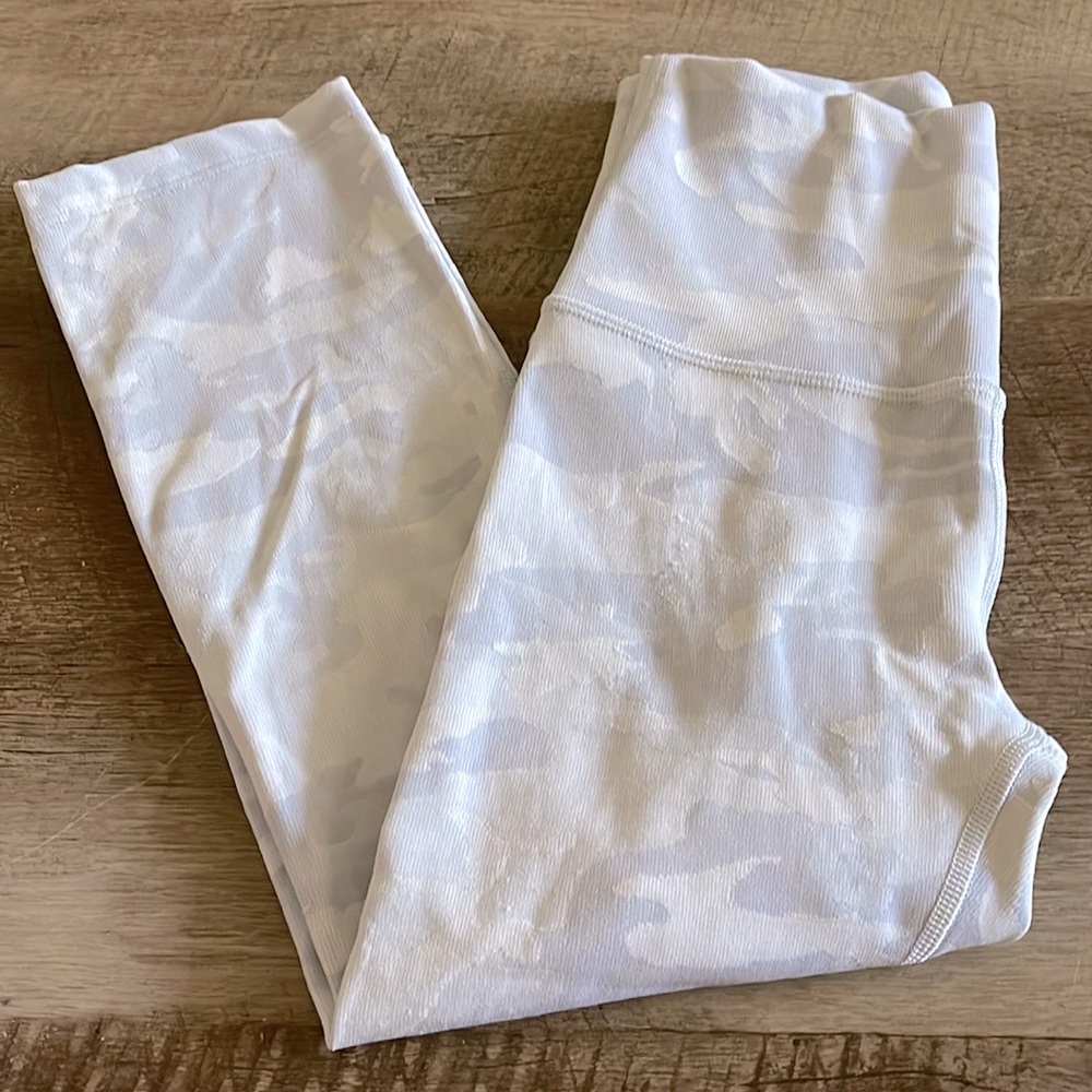 Lululemon Athletica Wunder Under 21” size 2; white camo.